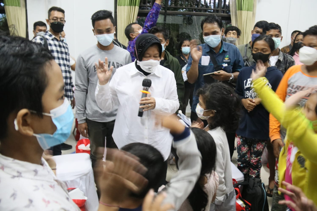 Menteri Sosial Tri Rismaharini saat melakukan penyaluran Bansos di Tabanan, Bali - dok.Kemensos
