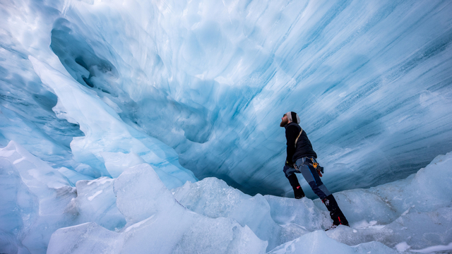 Ahli glasiologi Martin Stocker-Waldhuber memeriksa langit-langit rongga gletser alami dari gletser Jamtalferner dekat Galtuer, Austria. Foto: Lisi Niesner/REUTERS