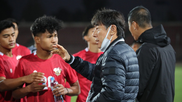 Bagus Kahfi dan Shin Tae-yong saat laga Timnas U-23 vs Tajikistan, Selasa (19/10). Foto: PSSI