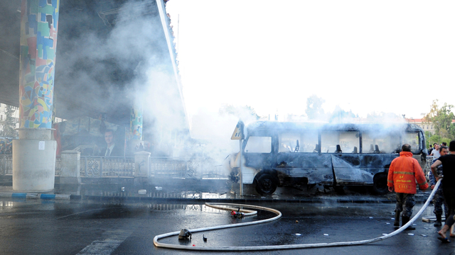 Kondisi di lokasi serangan bom pinggir jalan di pusat Damaskus, Suriah, Rabu (20/10). Foto: SANA/Handout via REUTERS