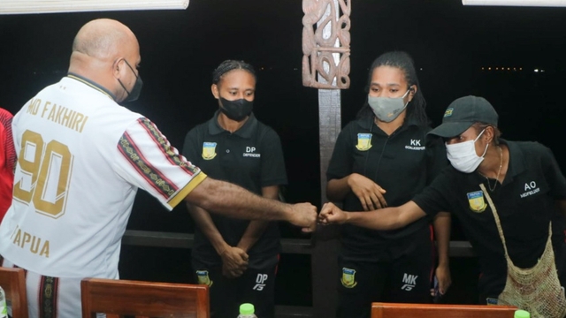 Kapolda Papua, Irjen Pol Mathius Fakhiri bertemu dengan atlet cabang olahraga (cabor) sepak bola putra, sepak bola putri dan atlet futsal putra di Kota Jayapura. (Dok Humas Polda Papua) 