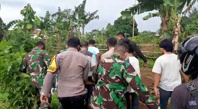 Seorang anggota TNI dan warga tewas tersambar petir di empang di Desa Timbuseng, Kecamata Pattallassang, Kabupaten Gowa, Sulsel. Foto: Dok. Istimewa