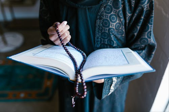 Ilustrasi membaca doa allahumma anta robbi. Foto: dok. https://www.pexels.com/