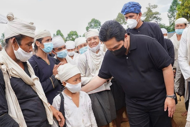 Menteri BUMN Erick Thohir mengunjungi lokasi kebakaran di permukiman Badui Dalam, Lebak, Banten, Rabu (20/10). Foto: Kementerian BUMN