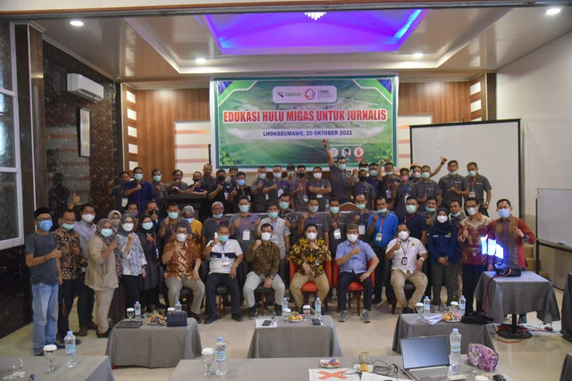 Puluhan jurnalis di Lhokseumawe dan Aceh Utara berfoto bersama usai kegiatan edukasi hulu migas yang digelar BPMA bersama PGE di Lhokseumawe, Rabu (20/10). Foto: Dok. BPMA