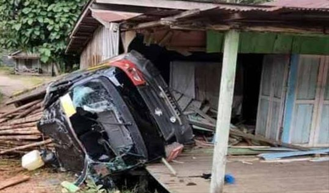 Mobil Pikap saat terjadi kecelakaan tunggal yang menyebabkan rumah warga di Kotim rusak.