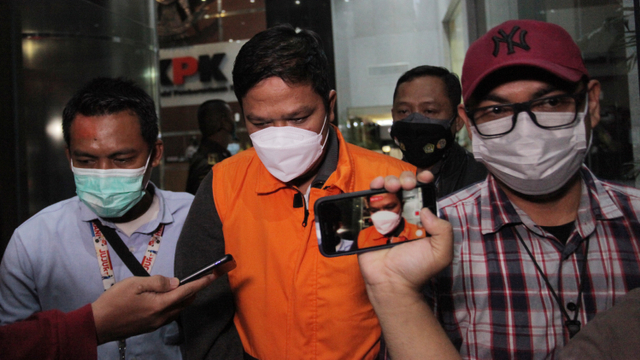 Tersangka Bupati Kuantan Singingi (Kuansing) Andi Putra mengenakan rompi tahanan usai menjalani pemeriksaan di Gedung Merah Putih KPK, Jakarta, Rabu (20/10).  Foto: Reno Esnir/ANTARA FOTO