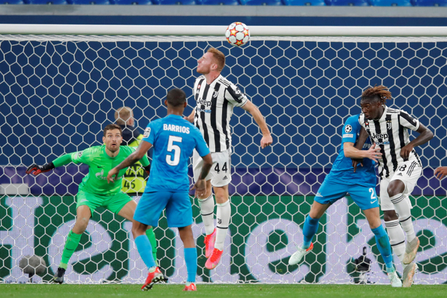 Pemain Juventus Dejan Kulusevski mencetak gol ke gawang Zenit Saint Petersburg pada pertandingan Grup H Liga Champions di Gazprom Arena, Saint Petersburg, Rusia.
 Foto: Anton Vaganov/REUTERS