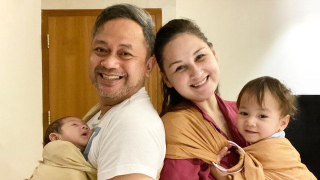 Mona Ratuliu dan suami urus dua bayi. Foto: Instagram/@monaratuliu