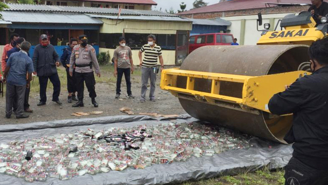 Seribuan botol minuman keras di Wamena dimusnahkan kepolisian setempat. (Dok Humas Polda Papua) 