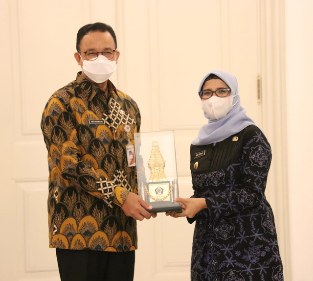 Gubernur DKI Jakarta Anies Baswedan (kiri) Tanda Tangani Kerja sama dengan Pemkab Blitar dan Gorontalo. Foto: Dok. ppid dki