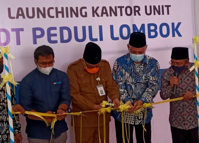 Saat Muhammad Ihsan (Baju Biru) Sebagai Direktur Program DT Peduli dan Jajaran Pejabat di Lombok Sedang Gunting Vita Dalam Peresmian DT Peduli Cabang Lombok