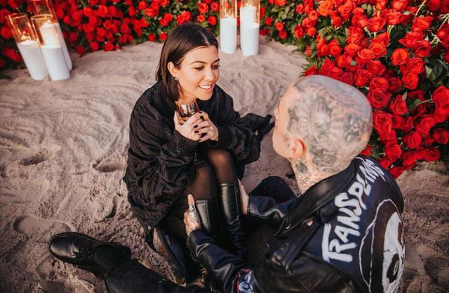 Potret kebahagiaan Kourtney Kardashians dan Travis Barker (Foto: Instagram @kourtneykardash)