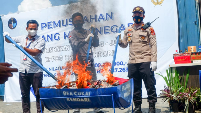 Bea Cukai Kendari memusnahkan barang bukti miras dan rokok ilegal senilai Rp 4 Miliar. Foto: Deden/kendarinesia