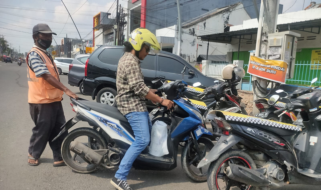 Aktivitas juru parkir di Jalan Ahmad Yani Kota Tegal, Kamis (21/10/2021) (Foto: Setyadi)
