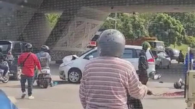 Video kecelakaan lalu lintas yang menewaskan seorang pengendara yang beredar di Batam. Foto: Tangkapan Layar.