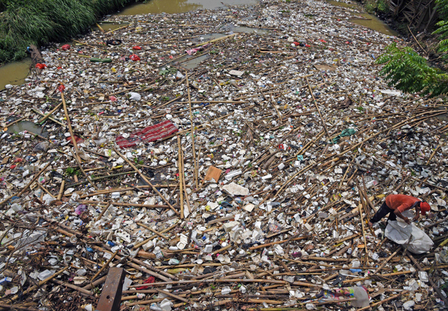 Pemulung mengais barang bekas dari tumpukan sampah di muara Sungai Cibanten, di Kasemen, Serang, Banten. Foto: ANTARA FOTO/Asep Fathulrahman