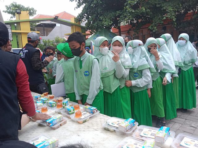 Murid SD IRADA berbaris mengantri makanan dari Humanity Food Truck ACT