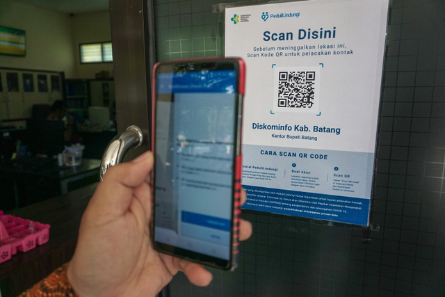 Ilustrasi pindai barcode di aplikasi PeduliLindungi saat hendak masuk ke ruang publik. Foto: ANTARA FOTO/Harviyan Perdana Putra