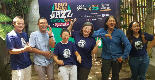 Panitia Ubud Village Jazz Festival bersama musisi Adien Fazmail (2 dari kiri)  saat jumpa pers di Kubukopi, Denpasar, Bali - RFH