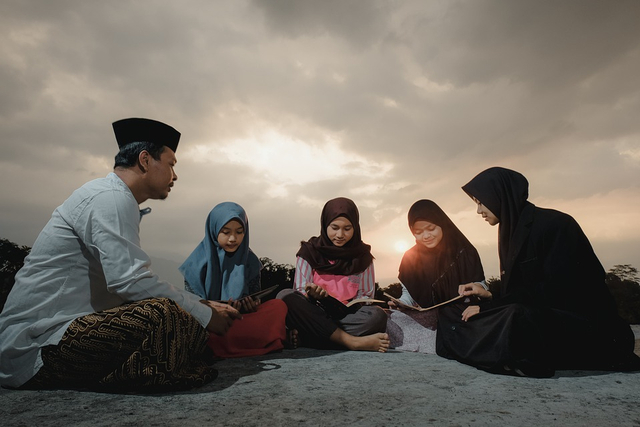 Ilustrasi umat Muslim yang berusaha untuk menimba ilmu, agar menjadi bekal dunia maupun akhirat. Foto: Pixabay