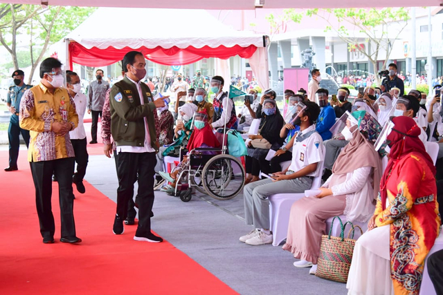 Presiden Jokowi tinjau vaksinasi di Banjarmasin. Foto: Muchlis Jr/Biro Pers Sekretariat Presiden