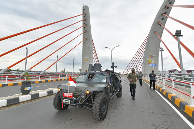 Jokowi Jajal Jembatan Sei Alalak Banjarmasin Naik Rantis TNI (167396)