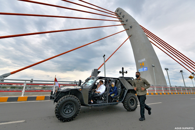 Presiden Jokowi  meresmikan Jembatan Sei Alalak Kota Banjarmasin. Foto: Dok: Agus Suparto