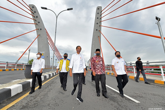 Jokowi Jajal Jembatan Sei Alalak Banjarmasin Naik Rantis TNI (167395)