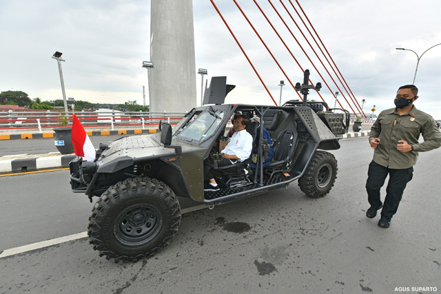 Jokowi Jajal Jembatan Sei Alalak Banjarmasin Naik Rantis TNI (167394)