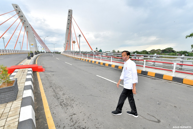Jokowi Jajal Jembatan Sei Alalak Banjarmasin Naik Rantis TNI (167397)