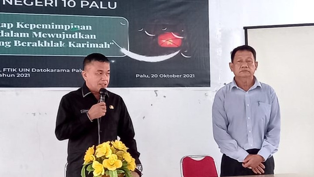 Wali Kota Palu Hadianto Rasyid (kiri) saat berkunjung di SMP Negeri 10 Palu, Kamis (21/10). Foto: Humas Pemkot Palu