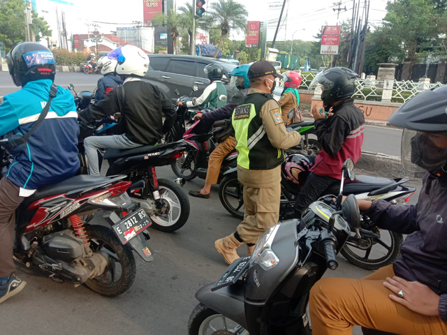 Personil Linmas mengingatkan pengguna jalan untuk mematuhi prokes.(Foto : DKIS Kota Cirebon)