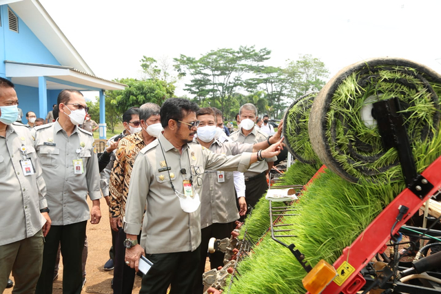 Mentan Syahrul Yasin Limpo saat uji coba Inovasi Teknologi Mekanisasi Pertanian Modern Untuk Lahan Kering di Balai Besar Pengembangan Mekanisasi Pertanian (BBP - Mektan) - Tangerang, Banten. Foto: Kementan