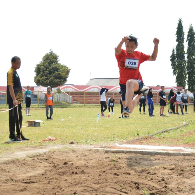 Ratusan siswa SMP di Kabupaten Kuningan, Jabar, mengikuti kejuaraan atletik di Stadion Mashud Wisnusaputra Kuningan. (Andri)