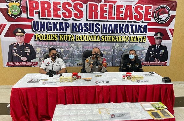 Jumpa pers pengungkapan kasus penyeludupan narkotika di Polres Bandara Soekarno-Hatta. Foto: Dok. Istimewa