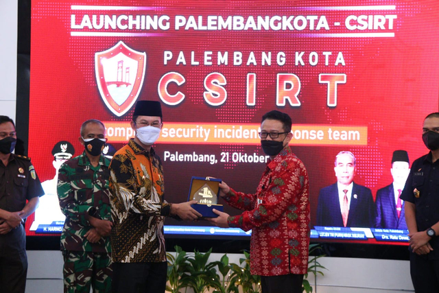 Wali Kota Palembang saat meluncurkan Computer Security Incident Response Team (CSIRT). (foto: istimewa)