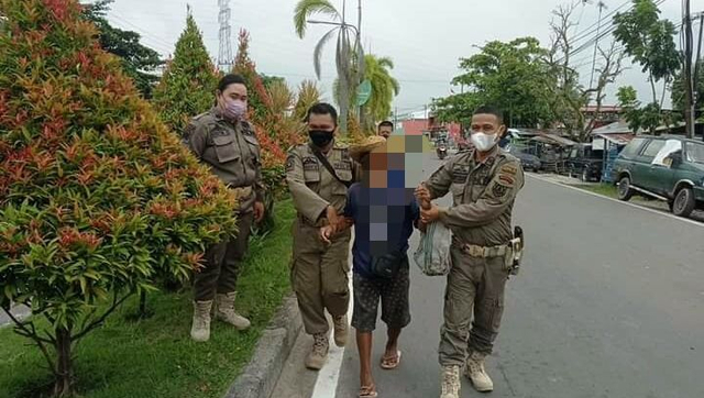 Seorang pengemis saat diamankan oleh petugas Satpol PP Kabupaten Kapuas.
