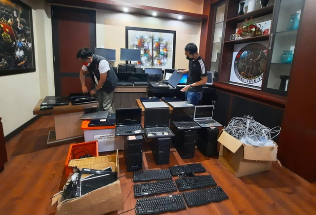 Penyidik Polda Kalbar menyita laptop dan komputer dari PT SRD yang diduga terlibat dalam praktik pinjaman online ilegal di Pontianak. Foto: Dok Humas Polda Kalbar