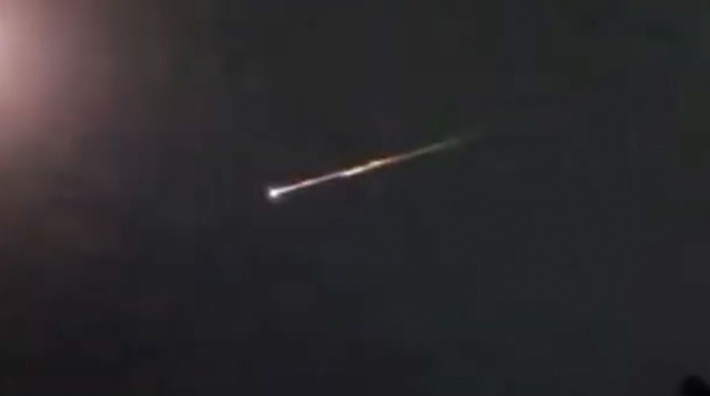 Bola api dari satelit Rusia Kosmos-2551 memasuki  atmosfer bumi pada 20 Oktober 2021, ditangkap oleh Chris Johnson dari Fort Gratiot Township, Michigan. Foto: Chris Johnson/Fort Gratiot Township