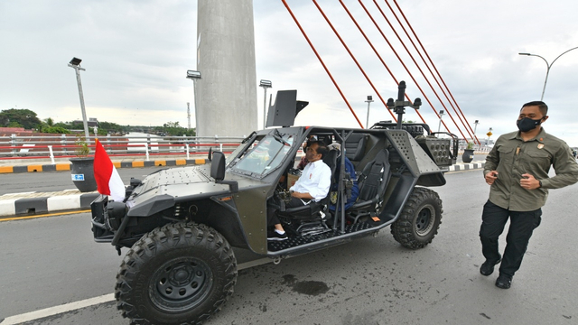 Presiden Joko Widodo menaiki kendaraan taktis (rantis) P6 ATAV V1 di Jembatan Sei Alalak Kota Banjarmasin, Kalimantan Selatan, Kamis (21/10). Foto: Agus Suparto/Istana Presiden