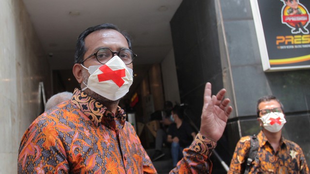 Direktur Eksekutif Lokataru Haris Azhar berjalan keluar Gedung Ditreskrimum usai memenuhi undangan mediasi di Mapolda Metro Jaya, Jakarta, Kamis (21/10/2021). Foto: Reno Esnir/ANTARA FOTO