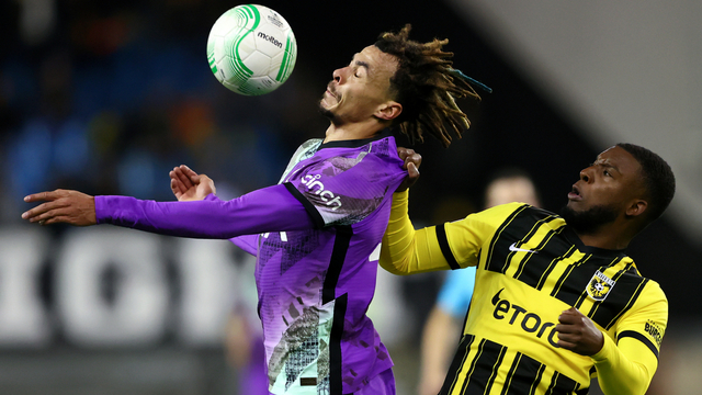 Pemain Tottenham Hotspur Dele Alli bersaing untuk menyundul bola dengan pemain Vitesse Riechedly Bazoer, di Gelredome, Arnhem, Belanda, Kamis (22/10). Foto: Martin Rose/Getty Images
