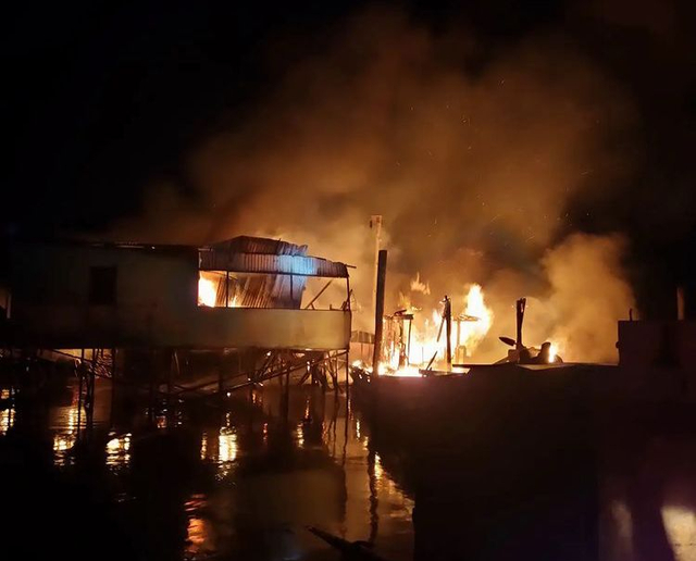 Kebakaran kapal di salah satu dermaga rakyat di Ketapang, Kalbar. Foto: Dok Damkar Ketapang 