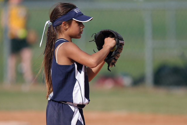 Ilustrasi cara melempar bola softball. Foto: Pexels