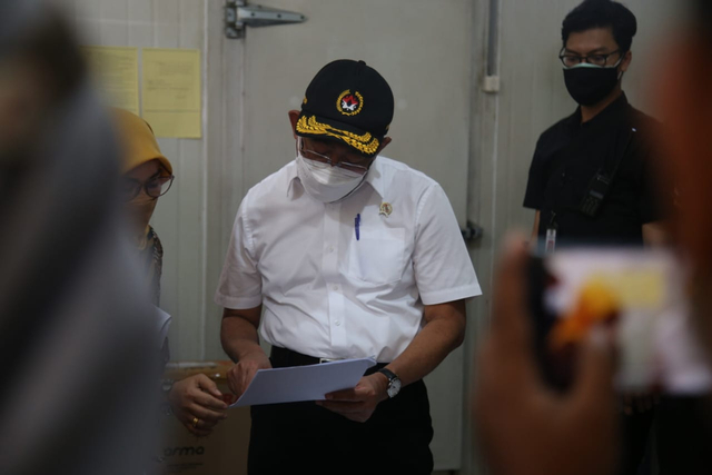 Menko PMK Muhadjir Effendy tinjau ketersediaan vaksin di gudang farmasi Dinas Kesehatan Provinsi Sulawesi Tenggara. Foto: Dok. Humas Kemenko PMK