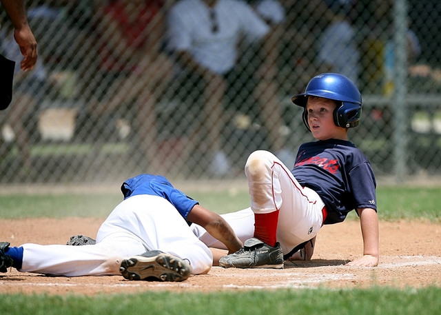 peraturan dalam softball salah satunya adalah menggunakan sarung tangan. foto: pexels