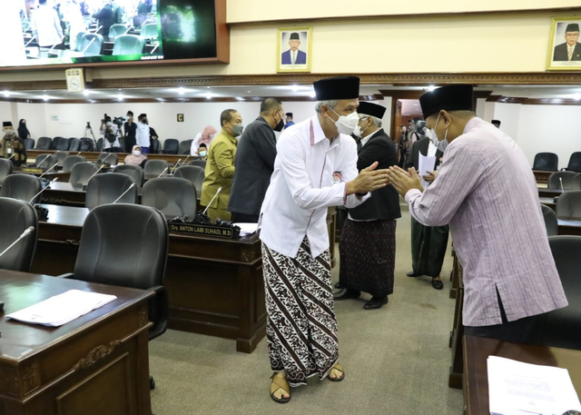 Peringati Hari Santri Nasional, Ganjar dan ASN di Jateng Sarungan ke Kantor (13288)