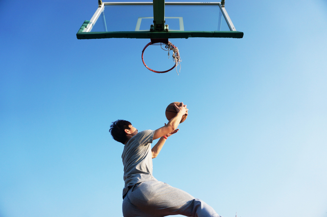 Ilustrasi seseorang sedang bermain basket. Foto: Pexels.