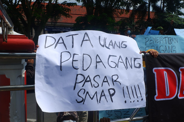 Tak Dapat Lapak, Pedagang Pasar Smep Geruduk Kantor Wali Kota Bandar Lampung (1)